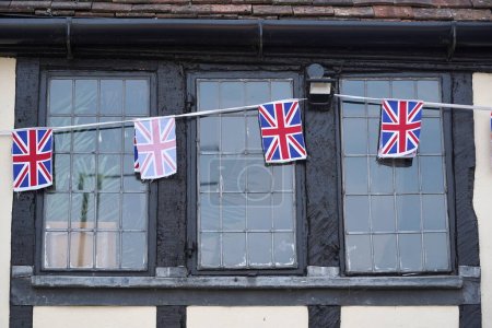 Téléchargez les photos : Drapeaux britanniques accrochés à la fenêtre - en image libre de droit