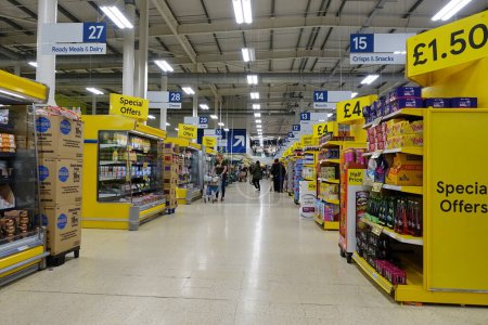 Téléchargez les photos : Un grand panier dans le supermarché - en image libre de droit