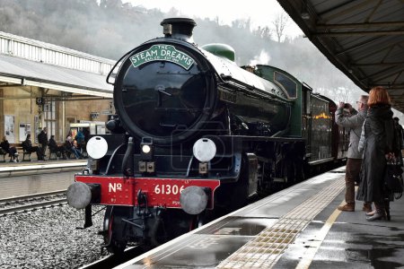Téléchargez les photos : Le train à vapeur Mayflower de l'ère victorienne s'arrête à la gare de Bath Spa le 7 mars 2019 à Bath, au Royaume-Uni. Le Mayflower organise des visites de passagers sur la ligne principale du Royaume-Uni. - en image libre de droit