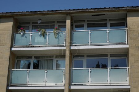 Téléchargez les photos : Détail architectural d'un immeuble avec fenêtres et balcons - en image libre de droit