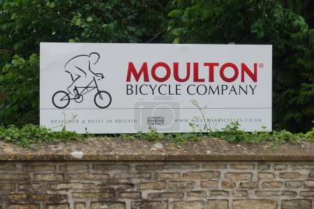 Téléchargez les photos : Un panneau est vu au siège de la Moulton Bicycle Company le 30 mai 2023 à Bradford sur Avon, au Royaume-Uni. Le fabricant de bicyclettes a été trouvé par Alex Moulton qui a également co-développé l'emblématique Mini voiture. - en image libre de droit