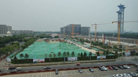 Téléchargez les photos : Un chantier de construction est visible dans le centre-ville le 27 juin 2019 à Pékin, en Chine. L'économie chinoise connaît un boom de la construction avec de nouveaux développements commerciaux et résidentiels à travers la ville. - en image libre de droit