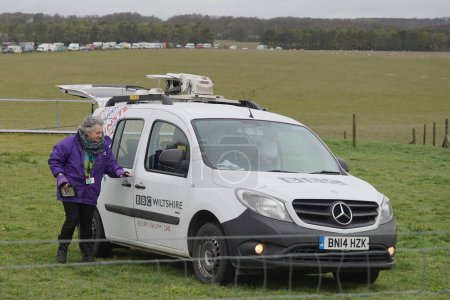 Foto de Un periodista de radio de la BBC se sube a una furgoneta mientras cubre una noticia el 21 de marzo de 2023 en Amesbury, Reino Unido. - Imagen libre de derechos