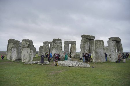 Foto de El mundialmente famoso Stonehenge se ve en el equinoccio de primavera el 21 de marzo de 2023 en Stonehenge, Reino Unido. El monumento de piedra de pie antiguo data de alrededor de 3500 aC y es un hito importante en Inglaterra. - Imagen libre de derechos