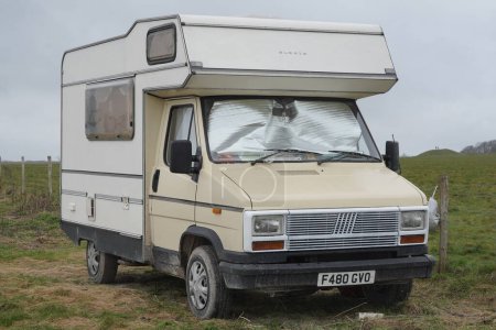 Téléchargez les photos : Un camping-car est stationné à la campagne le 21 mars 2023 à Larkhill, Royaume-Uni. - en image libre de droit