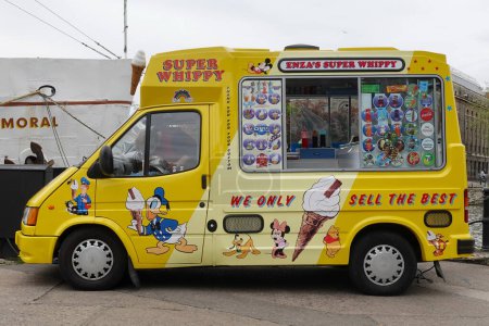 Foto de Una furgoneta de helados espera a los clientes en una calle del centro de la ciudad el 14 de mayo de 2023 en Bristol, Reino Unido. Las furgonetas de helados son ubicuas en toda Gran Bretaña, tanto en áreas turísticas como residenciales.. - Imagen libre de derechos