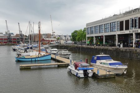 Téléchargez les photos : Des bateaux sont vus amarrés au port de la ville le 14 mai 2023 à Bristol, au Royaume-Uni. La ville de l'ouest était un port de commerce pendant l'industrialisation, avec ses quais plus récemment en cours de gentrification. - en image libre de droit