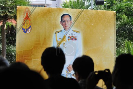 Foto de Un gran retrato del rey tailandés Bhumibol Adulyadej Rama 9 se encuentra frente a una oficina del gobierno el 30 de junio de 2013 en Bangkok, Tailandia. El retrato del difunto rey tailandés es omnipresente en todo el reino. - Imagen libre de derechos
