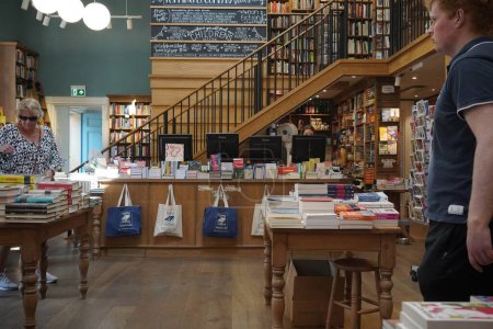 Téléchargez les photos : Shoppers parcourez une librairie le 16 juin, 20 '23 à Bath, Royaume-Uni. La ville de Somerset est célèbre pour ses détaillants et commerces indépendants locaux. - en image libre de droit