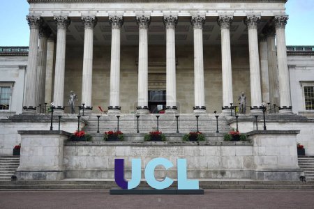 Foto de El exterior del University College London se ve el 25 de julio de 2023 en Londres, Reino Unido. Fundada en 1826, UCL es una institución pública de investigación educativa y la segunda universidad más grande del Reino Unido.. - Imagen libre de derechos