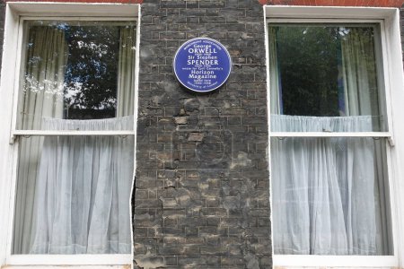 Téléchargez les photos : Une plaque patrimoniale bleue est visible sur un mur de la maison commémorant un lien entre le bâtiment et les romanciers George Orwell et Sir Stephen Spender qui a vécu à l'adresse le 1er août 2023 à Londres, Royaume-Uni. - en image libre de droit