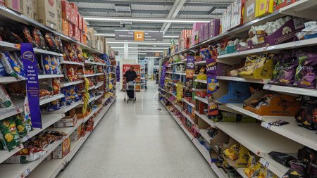 Foto de Un pasillo se ve en un supermercado de Sainsburys el 19 de octubre de 2023 en Londres, Reino Unido. Sainsbury 's es el segundo supermercado más grande del Reino Unido después de Tesco con 1400 tiendas en todo el país. - Imagen libre de derechos