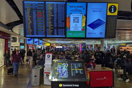 Téléchargez les photos : Un tableau des départs est vu dans une salle animée du Terminal 3 Heahthrow Airport le 30 octobre 2023 à Londres, au Royaume-Uni. Heathrow international est l'un des aéroports les plus fréquentés au monde par le volume de passagers. - en image libre de droit