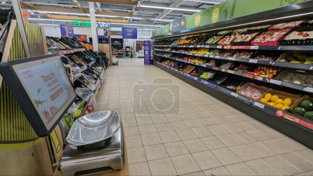 Foto de Un pasillo de frutas y verduras se ve en un supermercado de Sainsburys el 19 de octubre de 2023 en Londres, Reino Unido. Sainsbury 's es el segundo supermercado más grande del Reino Unido después de Tesco con 1400 tiendas en todo el país. - Imagen libre de derechos