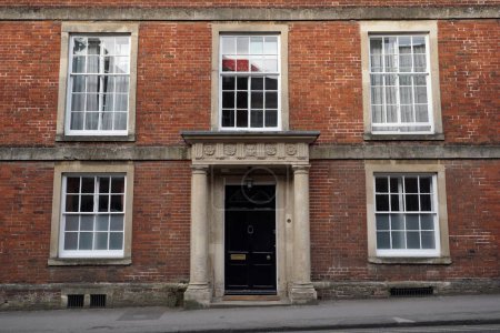 Téléchargez les photos : Vue de face extérieure d'une vieille maison dans une rue d'une ville anglaise - en image libre de droit