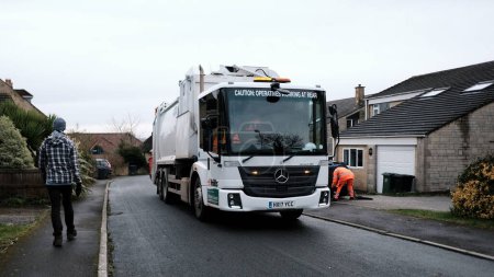 Téléchargez les photos : Un camion de recyclage effectue une collecte dans une rue de la ville le 21 janvier 2021 à Bradford sur Avon, Royaume-Uni. - en image libre de droit