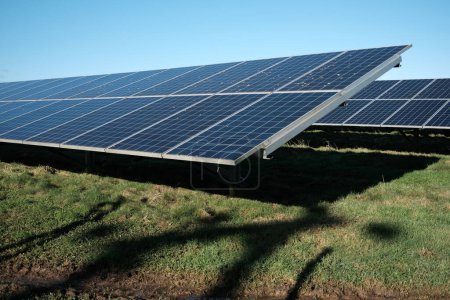 Foto de Vista de una matriz de paneles solares en una gran instalación en el campo inglés - Imagen libre de derechos