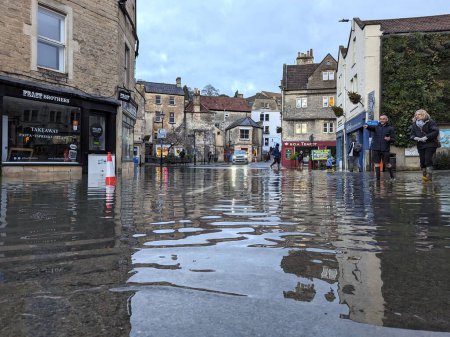 Téléchargez les photos : Une rue inondée est vue dans le centre-ville le 5 janvier 2024 à Bradford sur Avon, au Royaume-Uni. La ville historique du Wiltshire a connu ses pires inondations depuis des décennies après les tempêtes hivernales.. - en image libre de droit