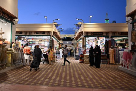 Téléchargez les photos : Les gens marchent le long d'une rue de marché le 15 décembre 2023 à Dubaï, EAU. - en image libre de droit