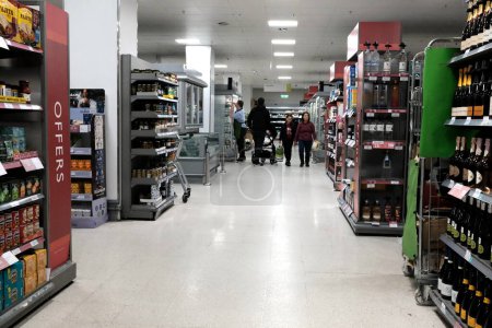 Foto de Un pasillo se ve en una tienda de supermercados Waitrose el 28 de octubre de 2022 en Londres, Reino Unido. Fundada en 1904 Waitrose opera 329 puntos de venta en Gran Bretaña con un ingreso de 7 mil millones en 2022 por detrás del líder del mercado Tesco. - Imagen libre de derechos
