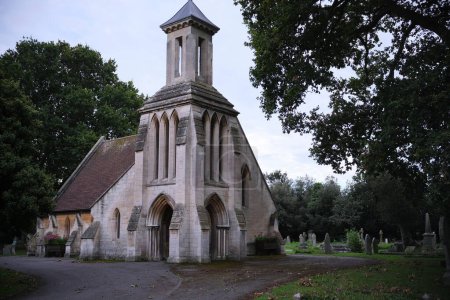 Téléchargez les photos : Vue panoramique d'une église et d'un cimetière anglais - en image libre de droit