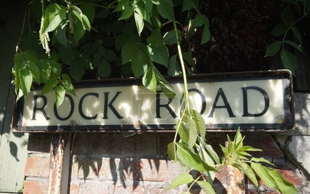 Foto de Vista de un letrero de la calle que dice 'Rock Road' - Imagen libre de derechos