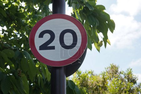 Téléchargez les photos : Vue d'un panneau générique de limite de vitesse de 20 mi / h sur une rue - en image libre de droit