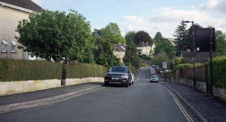 Téléchargez les photos : Une rue résidentielle est vue près du centre-ville le 31 mai 2023 à Bath, Royaume-Uni. - en image libre de droit