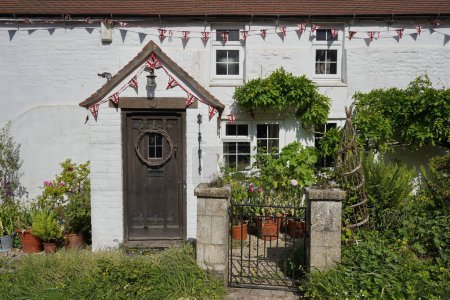Téléchargez les photos : Vue extérieure d'une belle maison de chalet en pierre - en image libre de droit