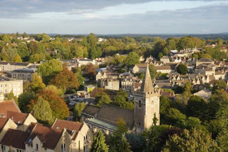 Schöne Stadtlandschaft von einem hohen Aussichtspunkt aus gesehen - nämlich dem Wahrzeichen der Stadt Bradford auf Avon in Wiltshire England