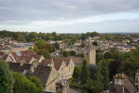 Schöne Stadtlandschaft von einem hohen Aussichtspunkt aus gesehen - nämlich dem Wahrzeichen der Stadt Bradford auf Avon in Wiltshire England