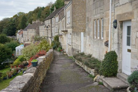 Malerischer Blick auf einen Steinweg, der an alten Reihenhäusern in einer schönen englischen Stadt vorbeiführt - nämlich der historischen Stadt Bradford on Avon in Wiltshire England