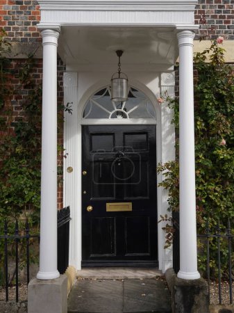 Porte d'entrée d'une belle maison de ville dans une rue d'une ville anglaise