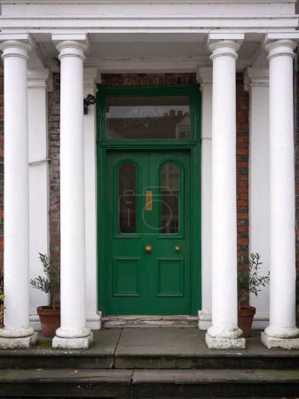 Téléchargez les photos : Front door of a beautiful old town house on a street in an English city - en image libre de droit