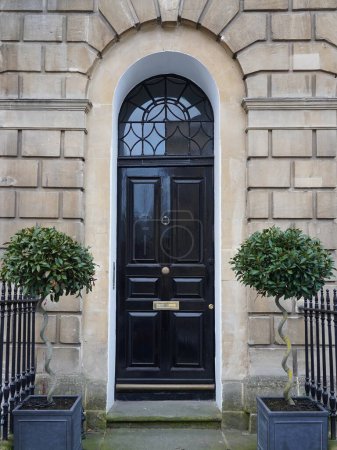 Téléchargez les photos : Porte d'entrée d'une belle maison de ville dans une rue d'une ville anglaise - en image libre de droit
