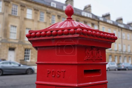 Téléchargez les photos : Une boîte aux lettres rouge britannique traditionnelle est visible dans une rue du centre-ville le 30 novembre 2019 à Bath, au Royaume-Uni. La boîte aux lettres rouge emblématique est omniprésente dans les îles britanniques et certains pays du Commonwealth. - en image libre de droit