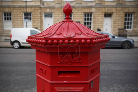 Téléchargez les photos : Une boîte aux lettres rouge britannique traditionnelle est visible dans une rue du centre-ville le 30 novembre 2019 à Bath, au Royaume-Uni. La boîte aux lettres rouge emblématique est omniprésente dans les îles britanniques et certains pays du Commonwealth. - en image libre de droit