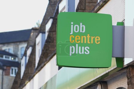 Foto de Un signo de Job Centre Plus se ve en una calle de la ciudad el 27 de febrero de 2020 en Frome, Reino Unido. Los centros de empleo funcionan como la oficina de empleo del Gobierno del Reino Unido que administra las prestaciones de desempleo y la colocación de trabajo. - Imagen libre de derechos