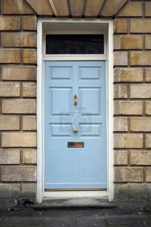 Téléchargez les photos : Porte d'entrée d'une belle maison de vieille ville dans une rue et une ville anglaise - en image libre de droit