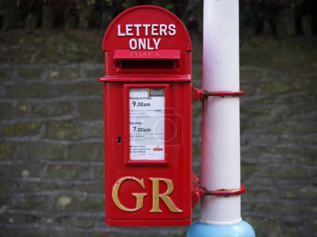 Foto de Un buzón rojo tradicional de Royal Mail se ve en una calle el 27 de febrero de 2020 en Frome, Reino Unido. Fundada en 1516, los emblemáticos buzones del Royal Mail son omnipresentes en toda Gran Bretaña y la Commonwealth.. - Imagen libre de derechos