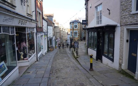 Foto de Una pintoresca calle comercial se ve en el centro de la ciudad el 27 de febrero de 2020 en Frome, Reino Unido. La ciudad de Somerset, cerca de la ciudad de Bath, es famosa por sus pequeños negocios y tiendas locales independientes.. - Imagen libre de derechos