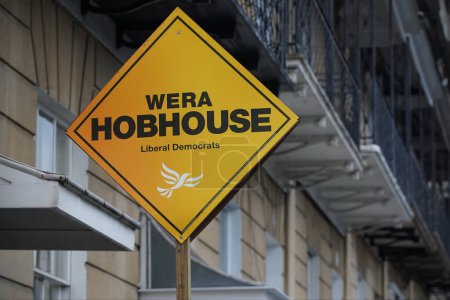 Téléchargez les photos : Un signe est visible approuvant le député libéral-démocrate Wera Hobhouse le 30 novembre 2019 à Bath, au Royaume-Uni. L'homme politique britannique né en Allemagne est le député de la ville de Bath dans le Somerset en Angleterre.. - en image libre de droit
