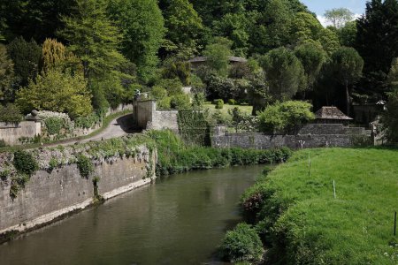 Malerischer Blick auf einen Fluss in der Landschaft - nämlich den Fluss Frome, der durch den Weiler Iford in Wiltshire im ländlichen England fließt