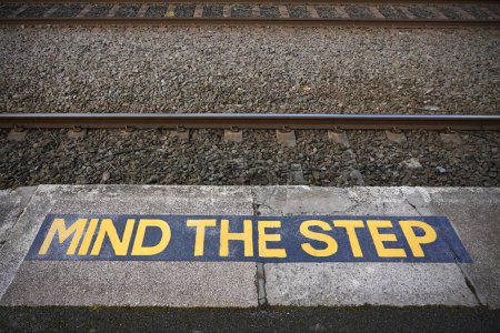 Foto de Vista de un aviso genérico 'Mind the Step' en una plataforma de la estación de tren - Imagen libre de derechos