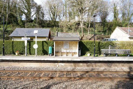 Foto de Una estación de tren rural se ve el 12 de marzo de 2020 en Avoncliff, Reino Unido. A pesar de los recortes después de los informes Beeching en la década de 1960, la línea principal sirve a numerosas ubicaciones rurales con algunas estaciones preparadas para reabrir. - Imagen libre de derechos
