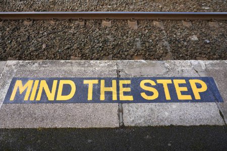 Foto de Vista de un aviso genérico 'Mind the Step' en una plataforma de la estación de tren - Imagen libre de derechos