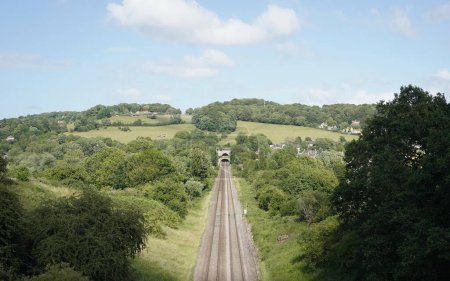 Vista panorámica de las vías férreas que atraviesan el campo hacia un túnel, concretamente el histórico Túnel Box en Wiltshire, Inglaterra