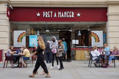 Foto de La gente cena en una tienda de bocadillos Pret A Manger el 24 de julio de 2020 en Bath, Reino Unido. - Imagen libre de derechos