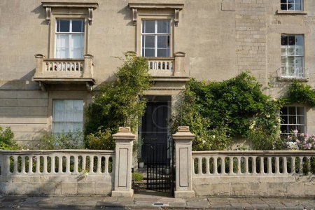 Téléchargez les photos : Vue extérieure d'une belle maison en pierre sur une rue dans une ville anglaise - en image libre de droit