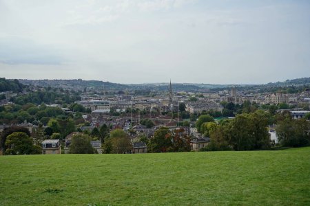 Téléchargez les photos : Vue panoramique de la ville pittoresque de Bath en Angleterre entourée d'arbres feuillus et d'un ciel bleu la Somerset City est l'une des destinations touristiques les plus populaires du Royaume-Uni attirant des millions de touristes chaque année - en image libre de droit